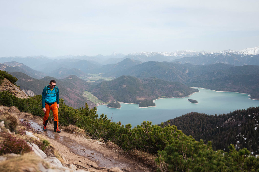 HERZOGSTAND Panoramawanderung über dem Walchensee Der Herzogstand ist einer der schönsten Aussichtsberge der Zugspitzregion – mit Blick auf Walchensee, Kochelsee und die bayerischen Alpen. Kurzer Aufstieg, großes Panorama.