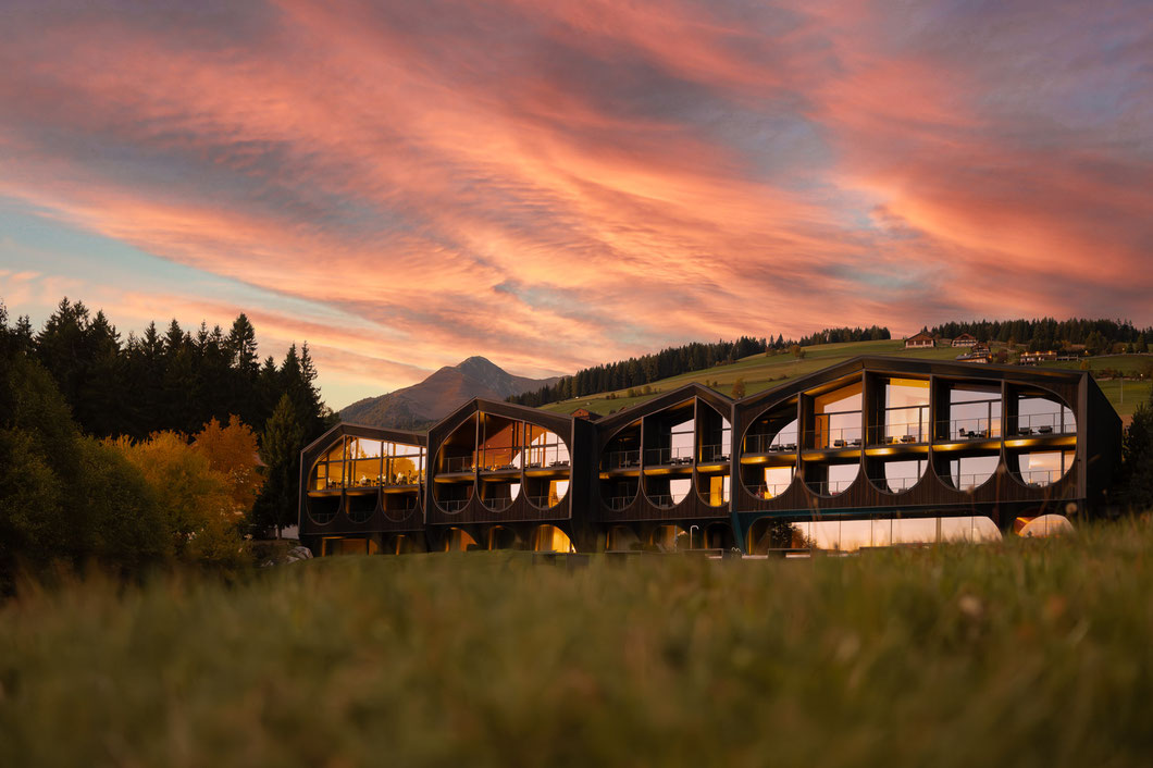 MILLA MONTIS Design- & Wellnesshotel in Meransen, Südtirol Skulptur trifft Seele: ein architektonisches Statement in Holz und Glas – gemacht für alle, die Design fühlen und Stille genießen wollen. ©Marika Unterladstätter