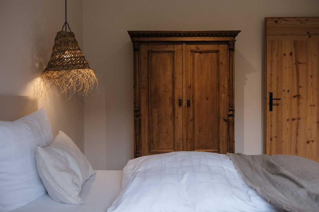 DER SCHMIEDHOF Boutique Apartmenthaus im bayerischen Alpenvorland Denkmalgeschützter Charme, modernes Design und entspannte Boho-Vibes: Der Schmiedhof in Bayrischzell ist ein Rückzugsort für alle, die Natur, Stil und Ruhe in besonderer Atmosphäre erleben 