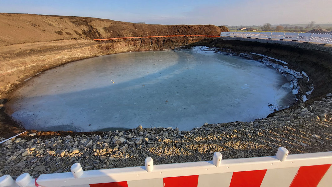Keine Eislaufarena, sondern eine mit Wasser geflutete und im Winter zugefrorene riesige Fundamentgrube für ein Windrad nördlich der Bühner Straße. Foto: Hubertus Hartmann