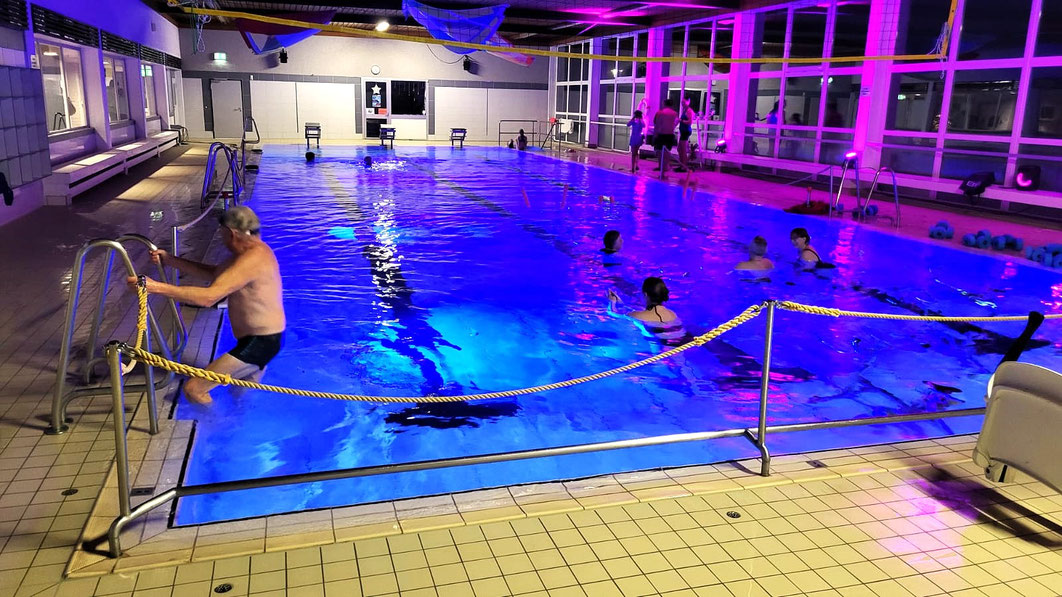 Zum Jubiläum schwimmen die Besucher bei freiem Eintritt im mit Laserlicht ausgeleuchteten Schwimmbecken. Fotos: Hubertus Hartmann