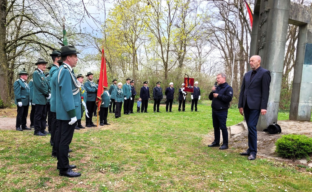 Mit einer Feierstunde am Ehrenmal gedenken Borgentreicher Vereine und Bürger des Kriegsendes. So etwas dürfe sich niemals wiederholen, mahnen Ortsvorsteher Werner Dürdoth (2. von rechts) und der Journalist Hubertus Hartmann (rechts). Foto: Friedhelm Gocke