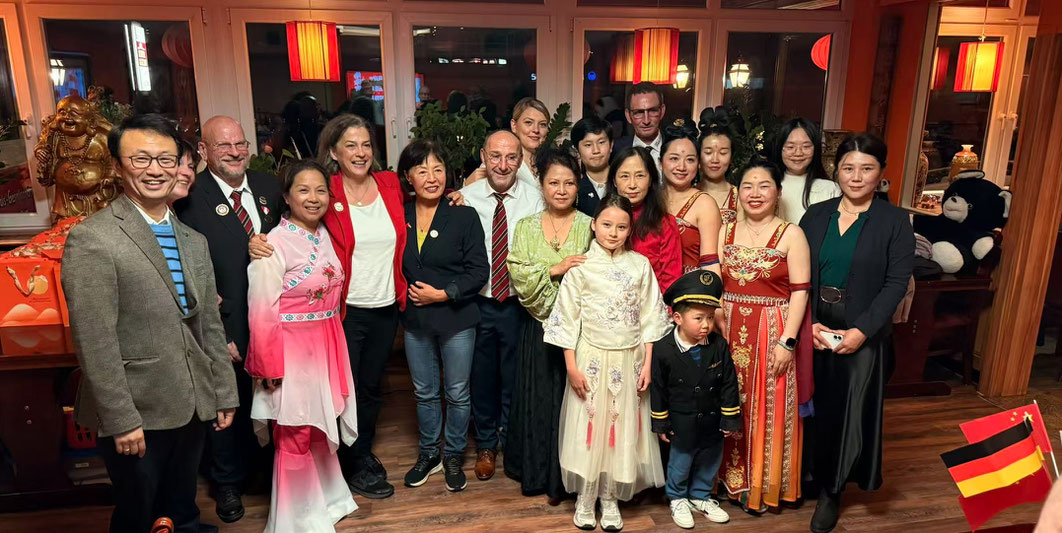 Zum Abschluss stellte sich Bonns Bürgermeisterin Dr. Ursula Sautter mit allen Künstlerinnen und Mitwirkenden zu einem fröhlichen Gruppenfoto zusammen.