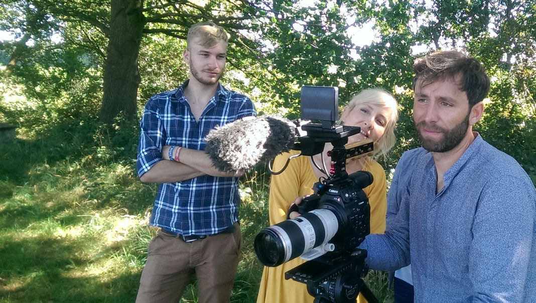 Tontechniker Lenni, Moderatorin Susann Kowatsch und Kameramann Moritz beim Filmen unserer Mutterkuhherde