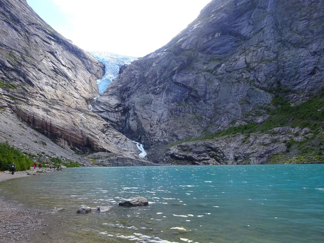 La fin de la randonnée permet d'arriver au lac sous le glacier