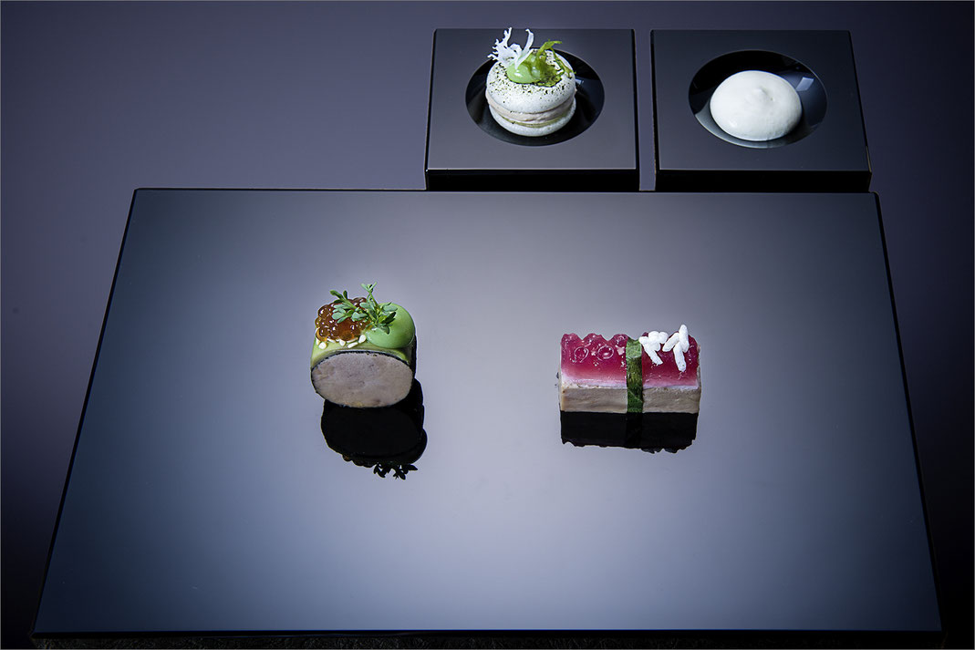 Kevin Fehling, Restaurant TheTable dekoriert Sushi Variation auf Black Glass Sushiset