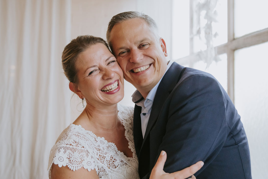 Glückliches Hochzeitspaar bei ein freien Trauung im Yoga-Studio