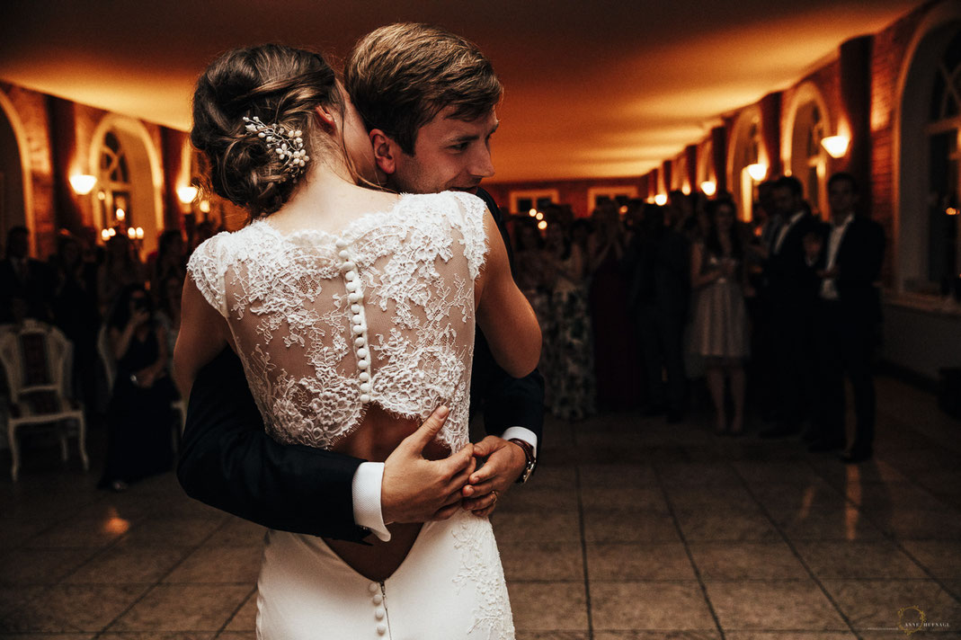 Emotionales Foto vom Eröffnungstanz bei der Hochzeit / Fotografin: Anne Hufnagl