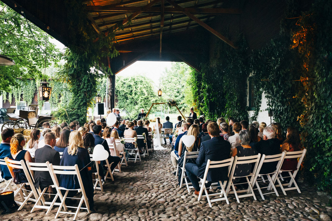 Freie Trauung bei einer Hochzeit auf Gut Haidehof bei Hamburg
