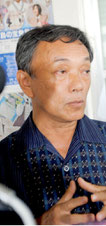 八重山採択地区協議会の総会後、報道陣の質問に答える玉津会長=6日午後、市教委