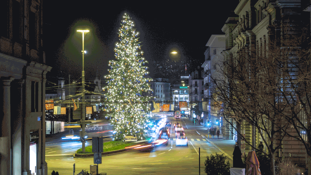 Eine Insel der Ruhe im hektischen Verkehr:  Seit Samstag, 24. November leuchtet er wieder: der grösste Weihnachtsbaum Luzerns auf der Verkehrsinsel vor der Hofkirche.