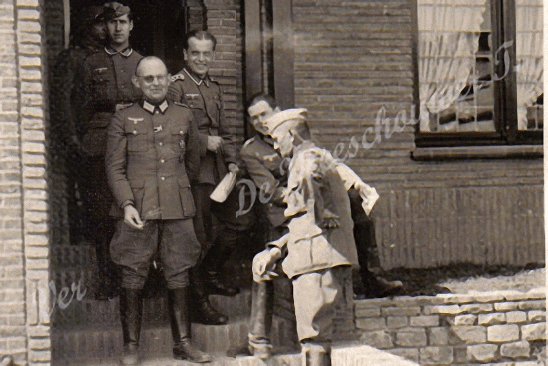 Karl-Gustav von Sauber Zweig, tijekom invazije na Belgiju u Brakel 21. svibnja 1940.  godine prije nego što če postati zapovjednik 13 divizije