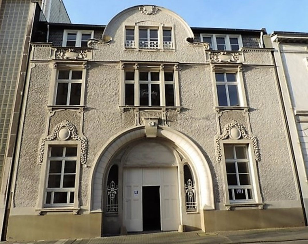 Die denkmalgeschützte VILLA ARTIS in der Ruhrtalstadt Mülheim - Ruhrstraße 3 / Ecke Delle am Innenstadtpark "Ruhranlage" am rechten Ruhrufer