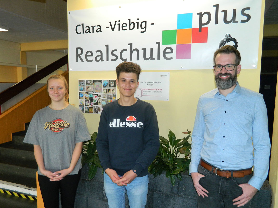 Lisa Servatius und Jean-Philipp Wolff vom Schülersprecherteam gratulieren Philip Herrmann