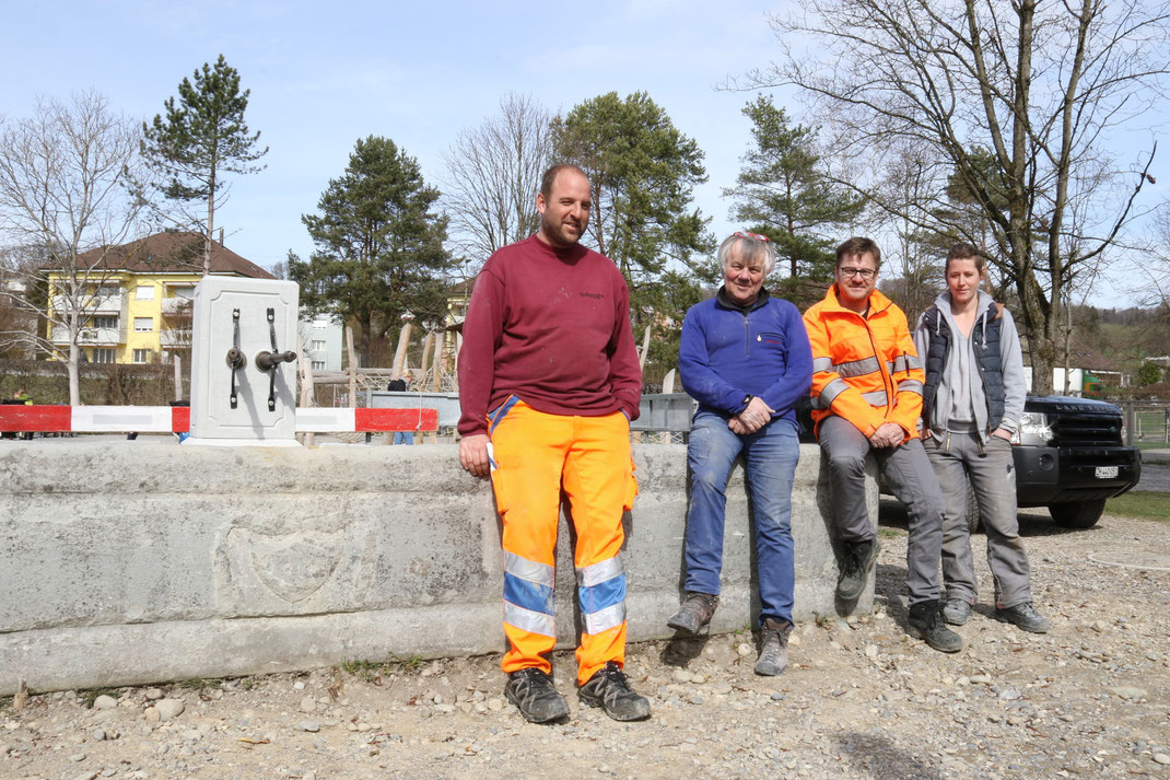 Von links: Marcel Kobi (Wasserversorgung), Ueli Gantner (Bildhauer), Jakob Surber (Wasserversorgung), Katharina Hofmann (Bildhauerin)