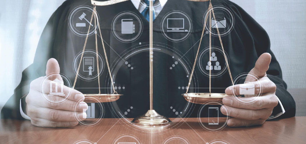 ein anwalt hält die schalen einer waage waagerecht