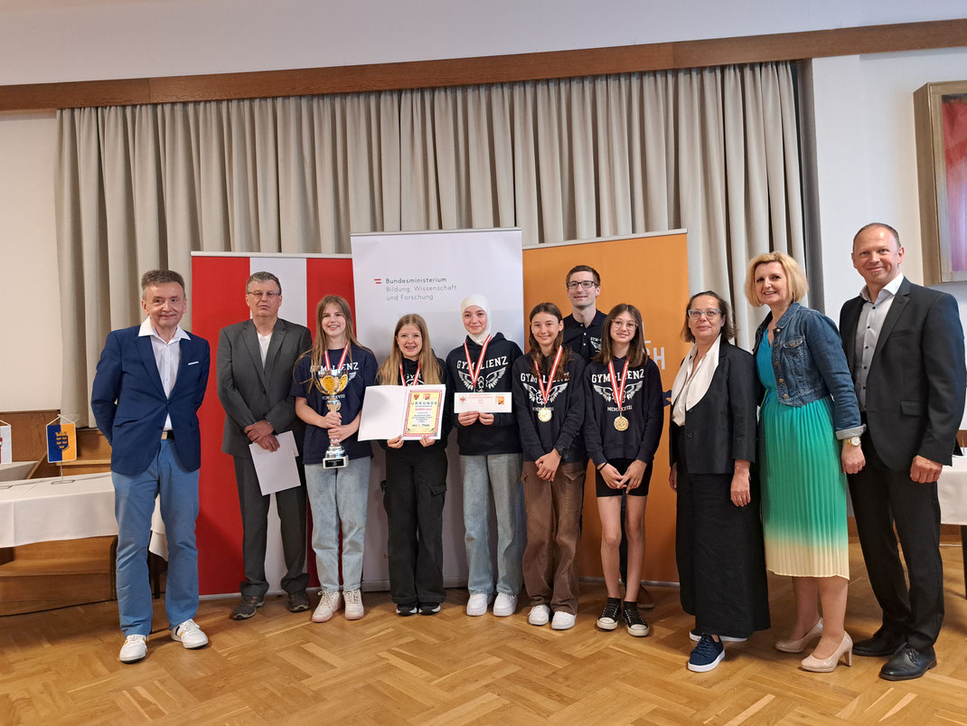 Das Bild zeigt die stolzen Gewinnerinnen des Gymnasiums Lienz mit dem Betreuer Mag. Christopher Stadler und Vertretern des Ministeriums bzw. der Bildungsdirektion Burgenland