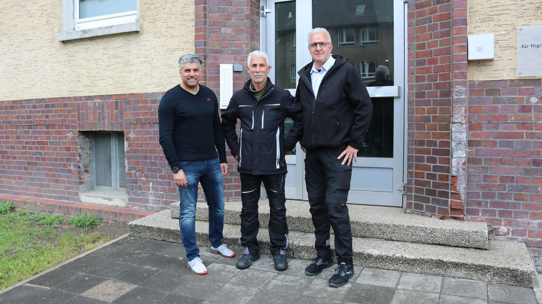 Sichtlich zufrieden mit den Arbeitsgelegenheiten zeigen sich die Mitarbeitenden der Stadt Rheine, Menderes Elevli (l.) und Ralf Althoff (r.) sowie Mehmet Karasu (Bildmitte), der dadurch erste Einblicke in die Arbeitswelt erhält.