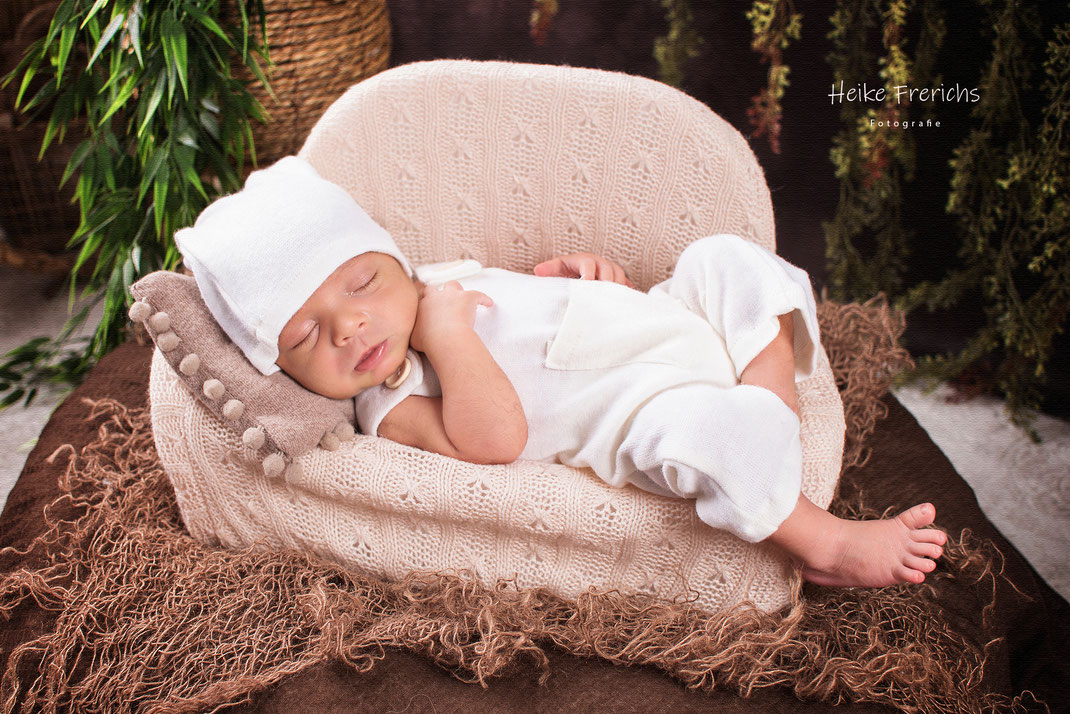 Neugeborenes Baby schlafend auf dem Sofa