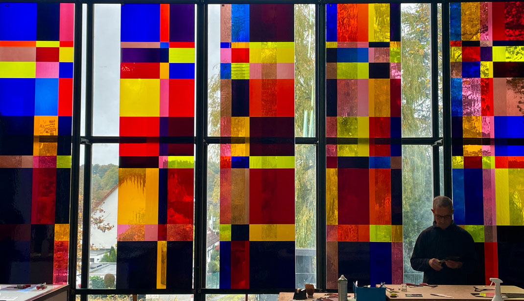Fenster für die Werkhalle der Glashütte Lamberts in Waldsassen,  Werkstattaufbau bei Derix Glasstudios in Taunusstein im Okt. 2025. Foto: Celia Mendoza©️2025