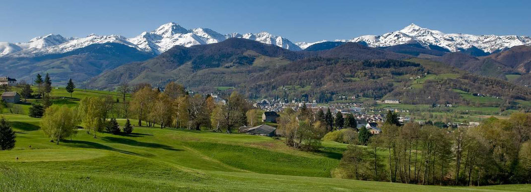 Le Pic du Midi de Bigorre (à gauche) et le pic du Montaigu (à droite) vus depuis le village de Gerde.