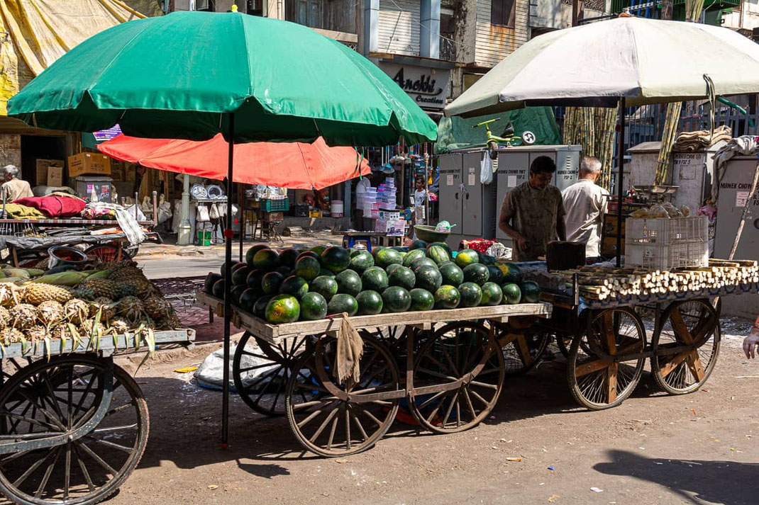 Marchands ambulants d'ananas, de pastèques et de cannes à sucre dans une d'Ahmedabad