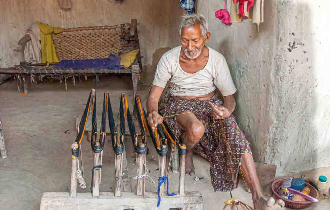 Préparation des fils avant le tissage.