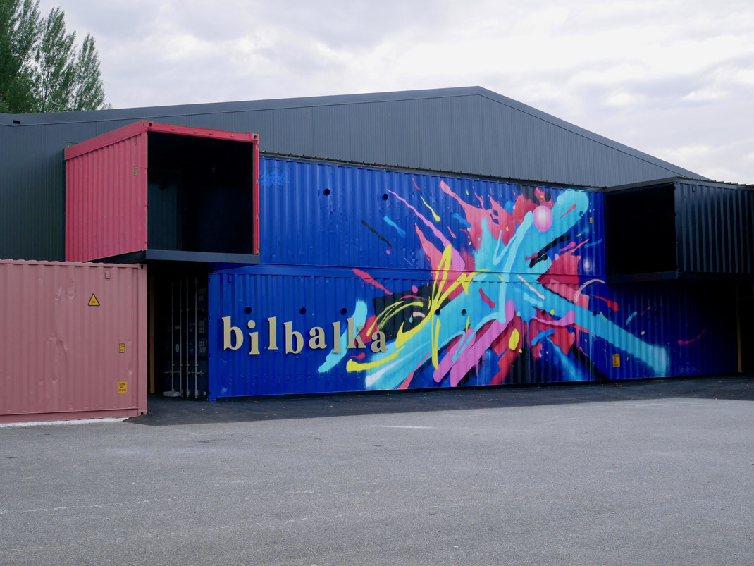 art urbain sur conteneur, des couleurs roses bleues et jaunes éclatantes au pays basque