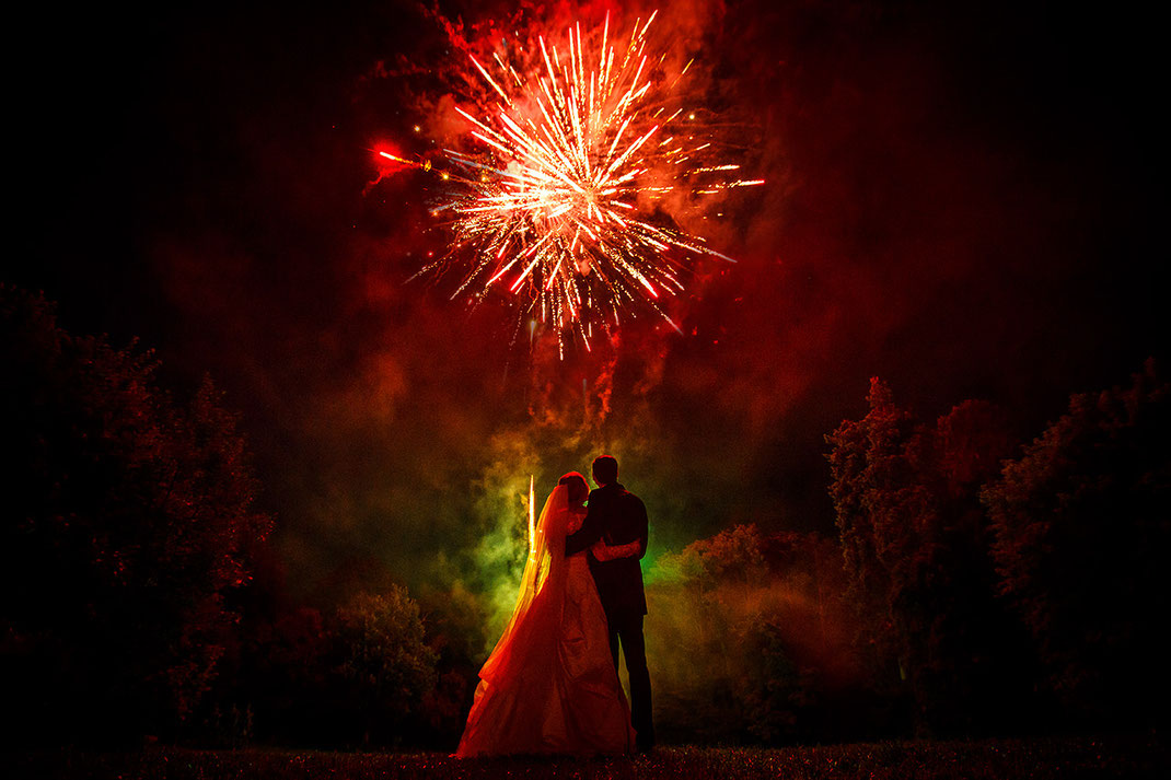 Bunter Feuerwerkshimmel bei einer Hochzeit