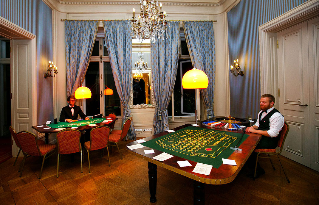 Casinotische im blauen Saal der Villa Rothschild