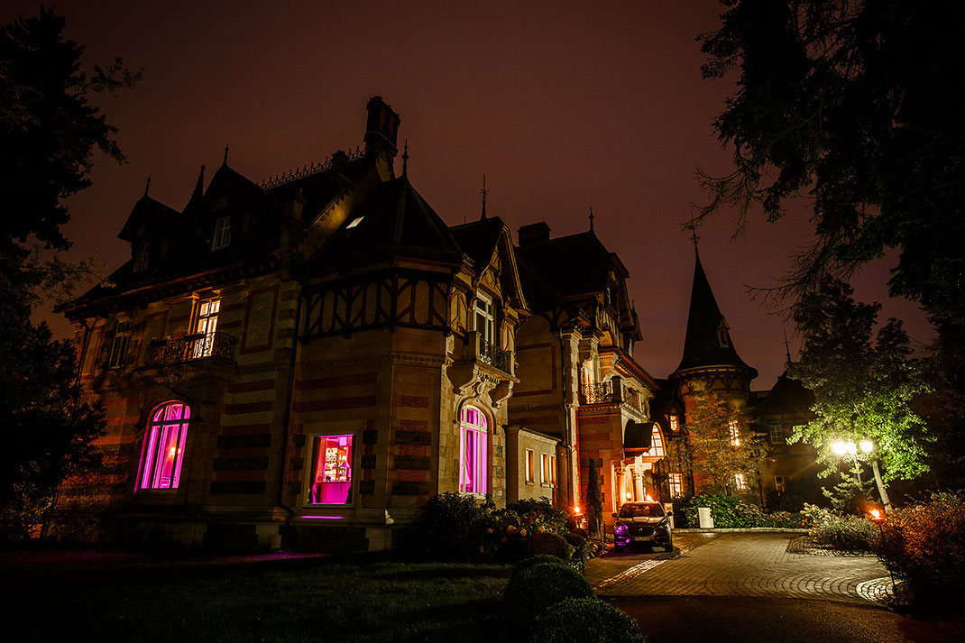 Außenaufnahme der Villa Rothschild in den Abendstunden