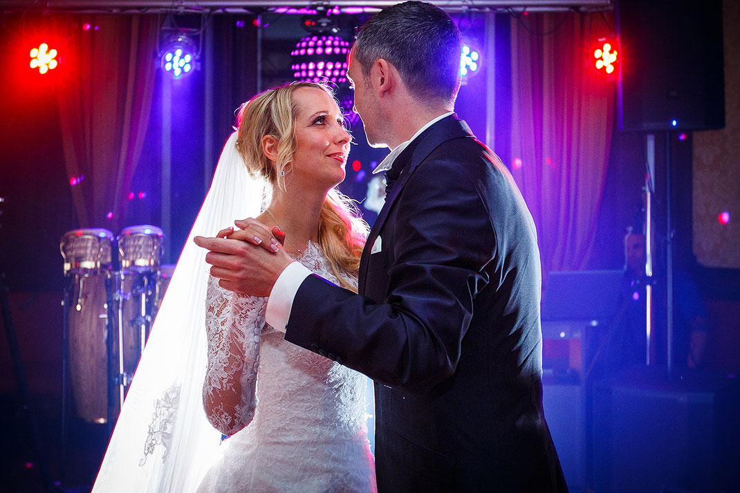 Brautpaar tanzt auf ihrer Hochzeitsparty