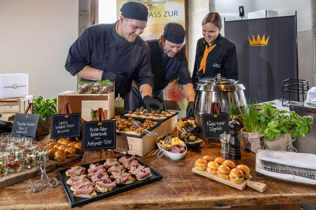Die Catering-Profis der Migros Luzern dekorieren das Buffet am Luzerner Stadtlauf mit viel Hingabe und Präzision.