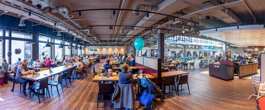 Das vollständig modernisierte Restaurant mit einem erweiterten Platzangebot, neuer Terrasse links und dem Lichthof rechts hinten.