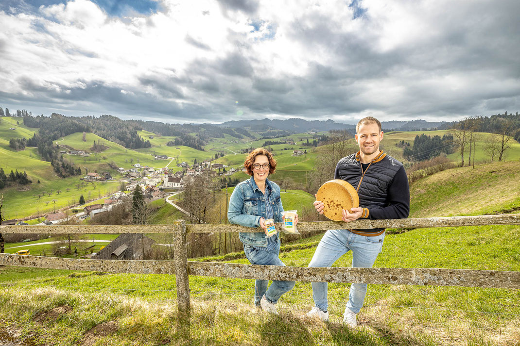 Karin Schwegler und Elmar Lustenberger vor der imposanten Napfberglandschaft hoch über Luthern.