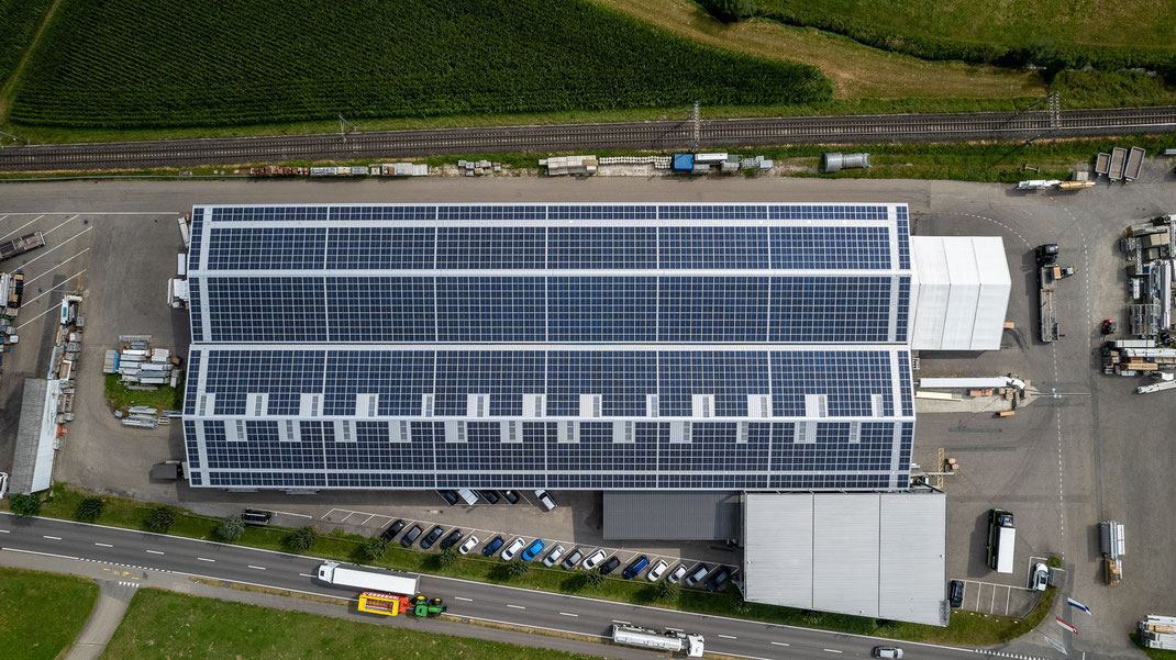 Auf 5200m2 produziert die Hunziker seit diesem Sommer AG Solarstrom