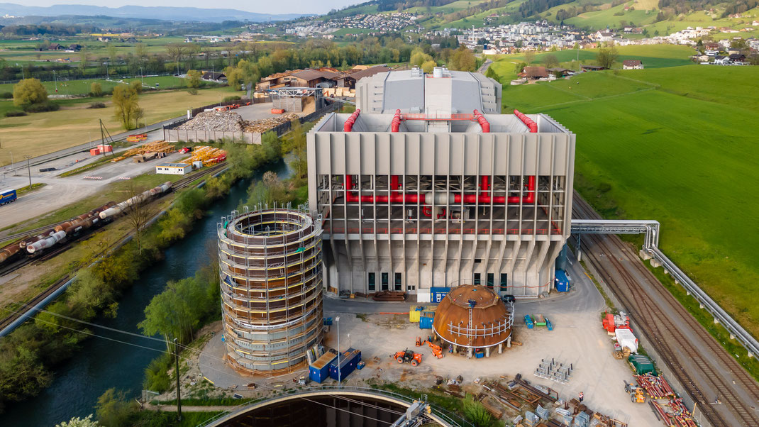 Übersicht Renergia Zentralschweiz AG in Perlen mit neuem Dampfspeicher im Vordergrund