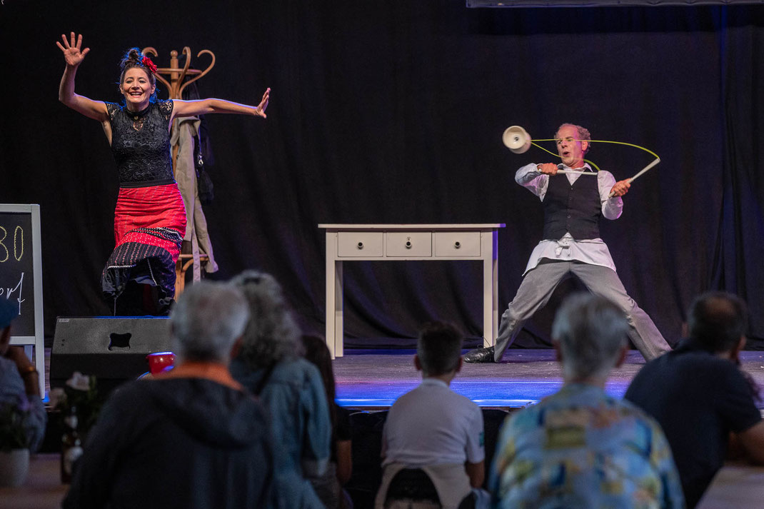 Wunderbares Dorftheater: Die Theatergruppe Flühli gastiert mit einem dreiteiligen Schwank im stilvoll restaurierten Saal des Hotel Kurhaus Flühli.