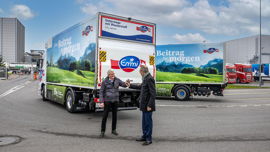 Der Luzerner Milchverarbeiter Emmi testet neu zwei mit Wasserstoff betriebene Lastwagen im Güterverkehr. Die Fahrzeuge werden am Tankstellen-Netz von Hydrospider mit erneuerbarem Wasserstoff betankt. Ein Lastwagen soll bis zu 80 t CO2 pro Jahr einsparen.