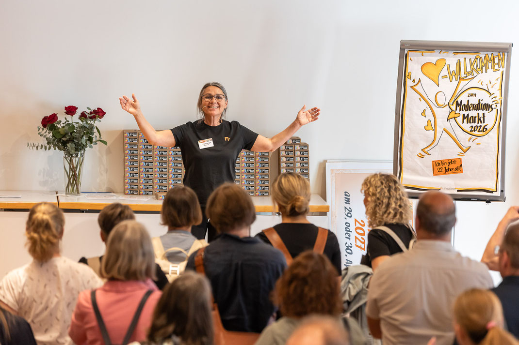 Conny Schwegler, Inhaberin und Geschäftsführerin der Neuland AG, begrüsst die Gäste am Moderationsmarkt 2026 in Nottwil