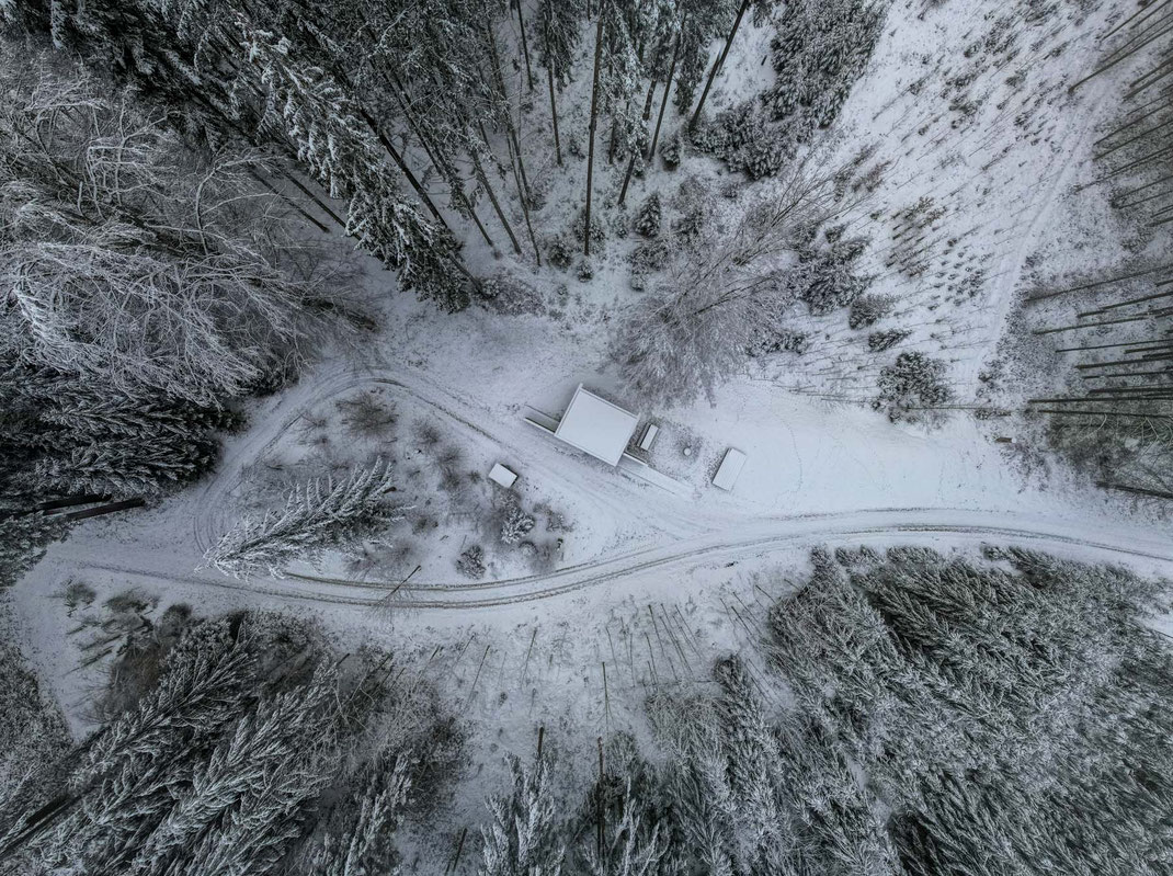 Der Pavillon im Willbergwald im Winterkleid