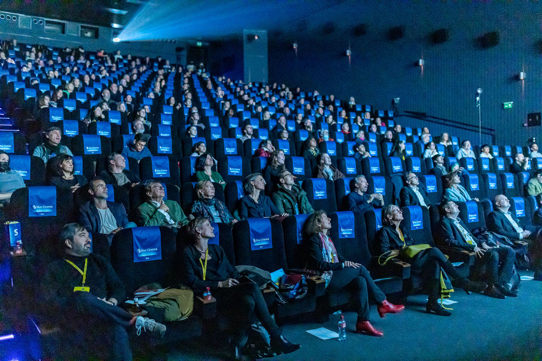 Coronoa-konform gefüllter Kinosaal an der Award Night im Kino Abaton.