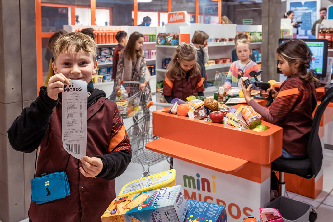 Echte Cumulus-Karte, eigenes Spielgeld, Original-Kassenzettel und Anstehen an der Kasse: Alles wie in der "richtigen" Migros