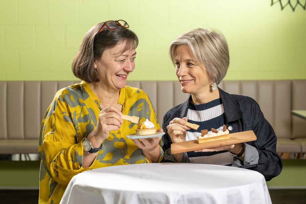 Die HUG  Co-Leitung mit Marianne Wüthrich Gross und Anna Hug präsentieren ihre neuste Entwicklung: der essbare Dessertlöffel.