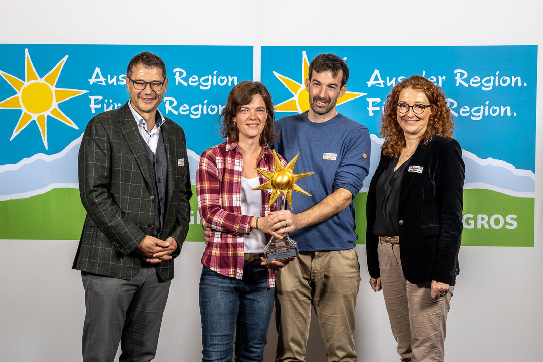 Guido Rast (Geschäftsleiter) und Sandra Stöckli (Super-/Verbrauchermarkt) gratulieren den Siegern Goldene Sonne: Luzia und Adrian Huber.