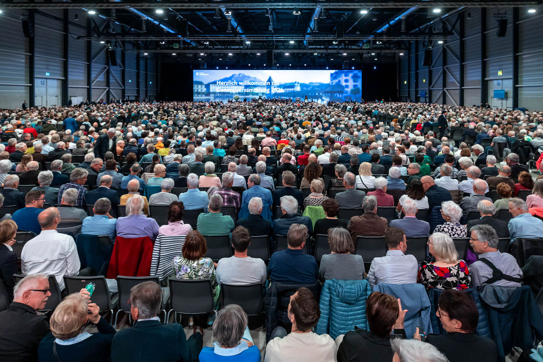 Full House in der Halle 1 der Messe Luzern: Die GV 2024 startet