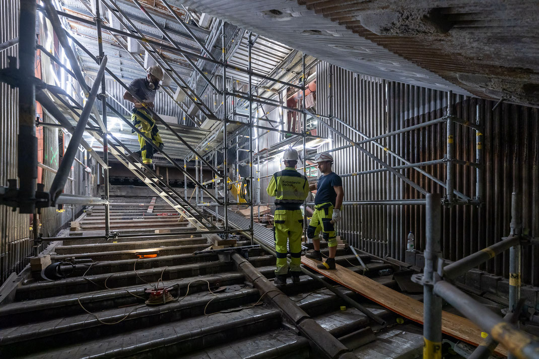 Blick in den 30 Meter hohen Verbrennungsofen 2, wo stellenweise ganze Wände aus Dampfleitungen ersetzt werden