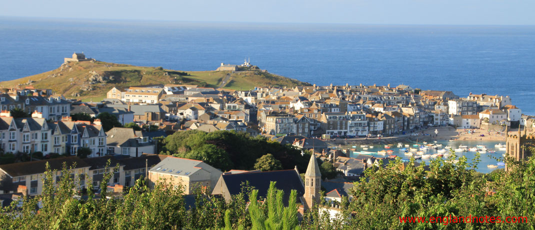 Reiseplanung England, Die 10 schönsten Küstenorte in Südengland: Blick auf St. Ives und den Hafen von St. Ives mit dem Meer im Hintergrund in St. Ives, Cornwall, England.