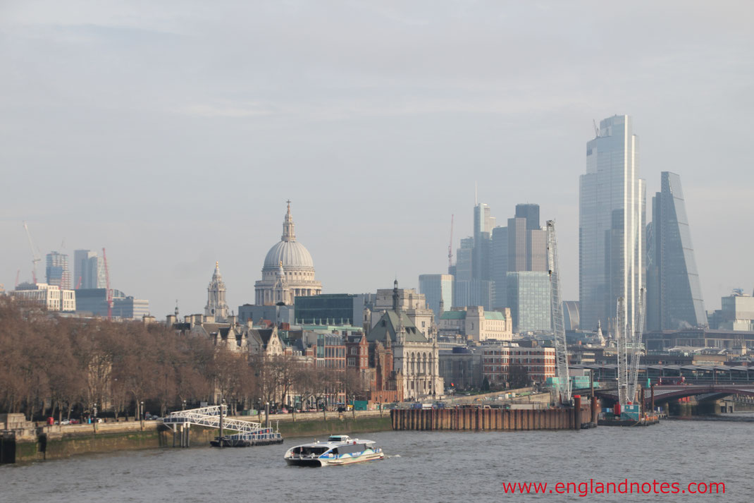 Thames und Victoria Embankment in London