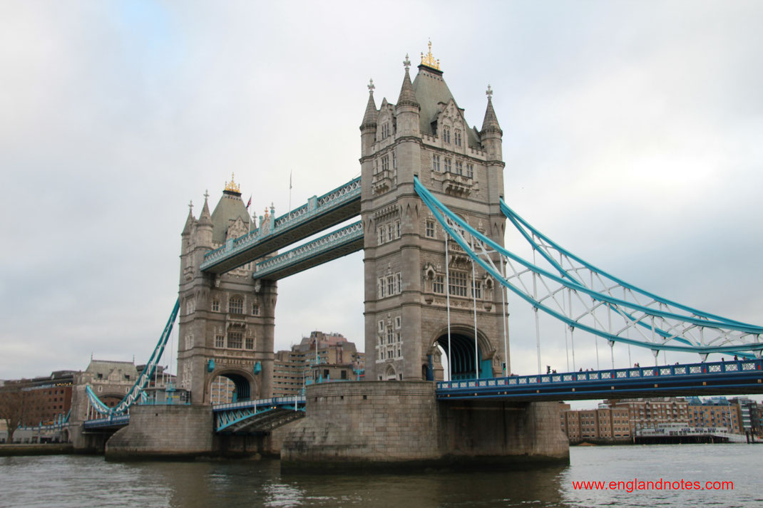 Sehenswürdigkeiten und Reisetipps für London: Geschichte und Museum der Tower Bridge in London, Fußgängerbrücke der Tower Bridge